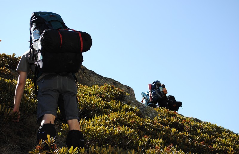 Турист идет по горе Поход Теберда-Домбай Кавказ