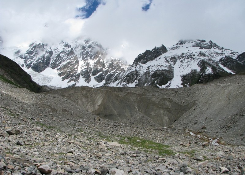  Язык ледника Шхары