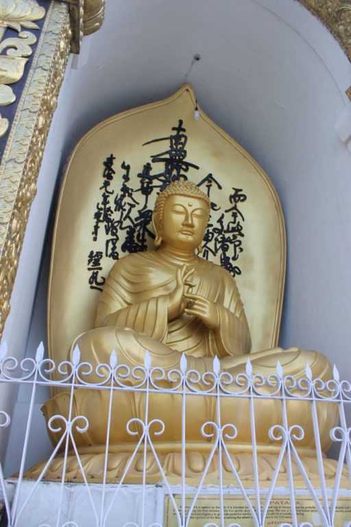 Статуя Будды в Непале Треккинг в Непале