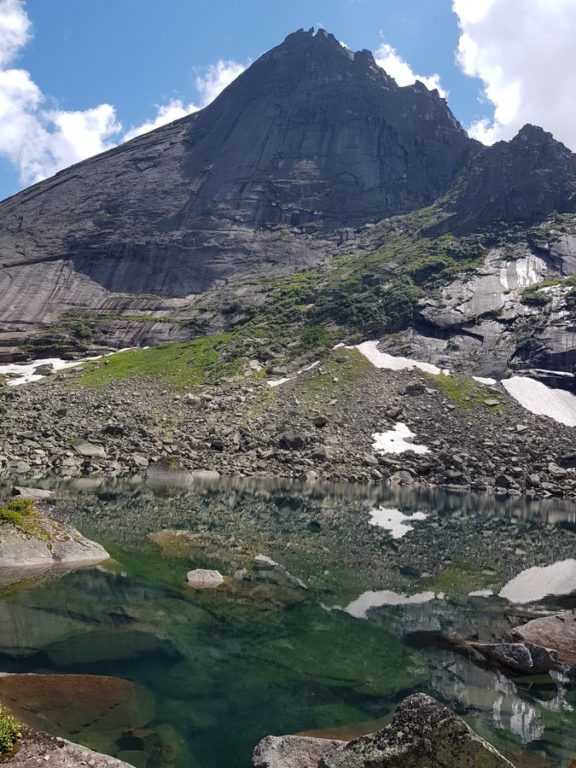 пик Зеркальный озеро Вертолётное Ергаки