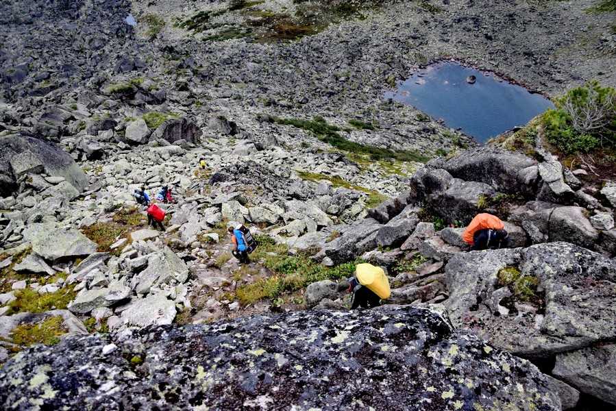Спуск с перевала Курсантов Западный