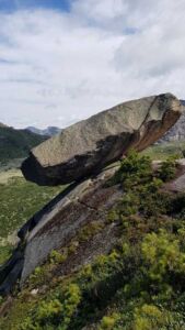 Висячий Камень над обрывом